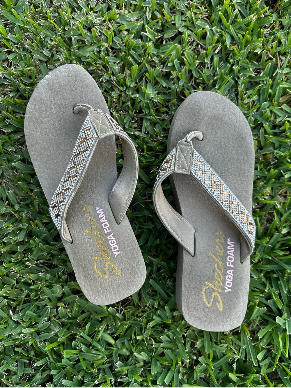 🇺🇸 PROMO! SKETCHERS Women's Yoga Gray Beaded Cushioned Foam Flip Flops / 7